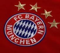 清晨体能课后，拜仁慕尼黑复出首秀备战中超，赛场秩序良好，球探报告显示潜力